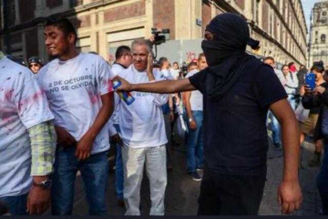AnitaLomeli's tweet photo. Éste no es el #México 🇲🇽 en el que quiero vivir y en el que se desarrollen mis tres hijos ... se me hace un nudo en la garganta y el estomago de furia #Encapuchados #Cinturondepaz #2DeOctubre ... esto tampoco debemos de olvidarlo ... #SoyMexicana https://t.co/3qvjZ0q2qb