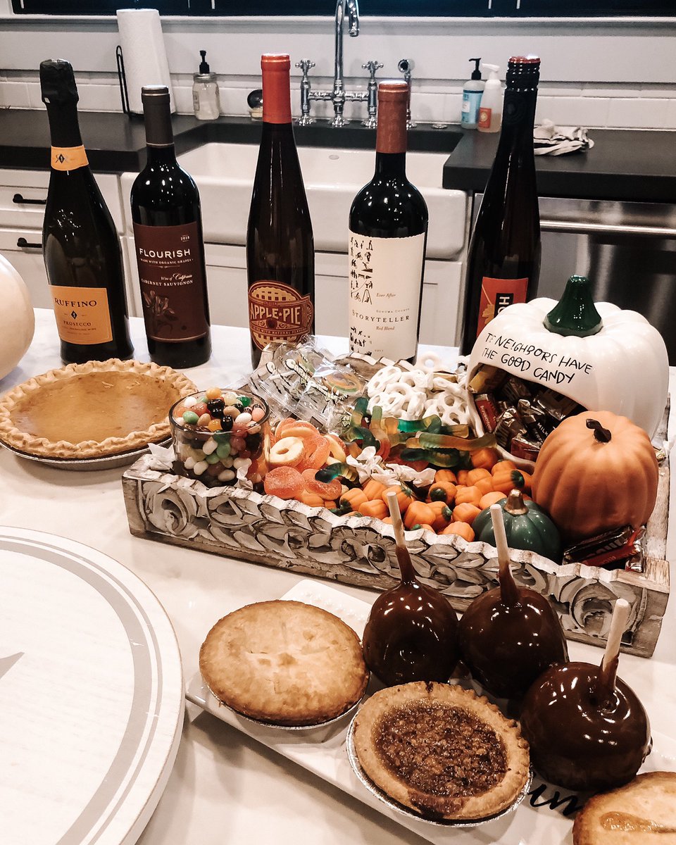 Chayysee's tweet photo. love a good october 1st party 🍁🎃🍂 https://t.co/KnEyd1BP0H
