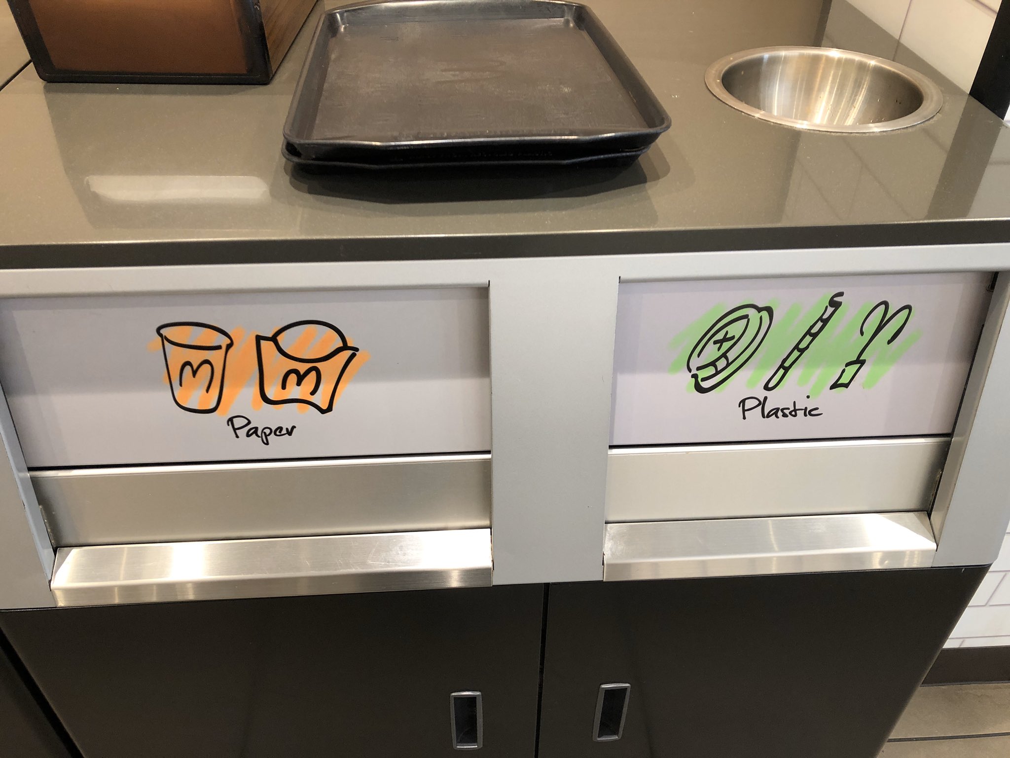 中国住み Sur Twitter マクドナルドのゴミ箱 店舗により日本語表記と英語表記の2種類あるみたいだけど 日本語版が旧 日本語版の方がゴミの分別率が高いように感じるのはわしだけか 英語にする時になんで日本語併記しなかったの 中国住み Sur Twitter マクドナルドのゴミ箱 店舗により日本語表記と英語表記の2種類あるみたいだけど 日本語版が旧 日本語版の方がゴミの分別率が高いように感じるのはわしだけか 英語にする時になんで日本語併記しなかったの