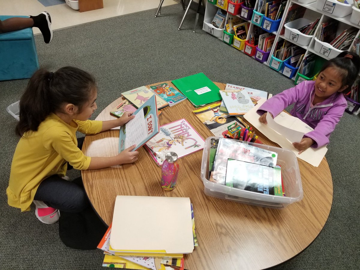 MsGrayCFB's tweet photo. These 👩🏫Phonics Professors👨🏫 are enjoying a game of Name I Spy to practice the different phonics skills they've learned. What Phonics Professor words do you have in your name? #ThompsonIsExcellence #Room607 https://t.co/djN0RgsFQh