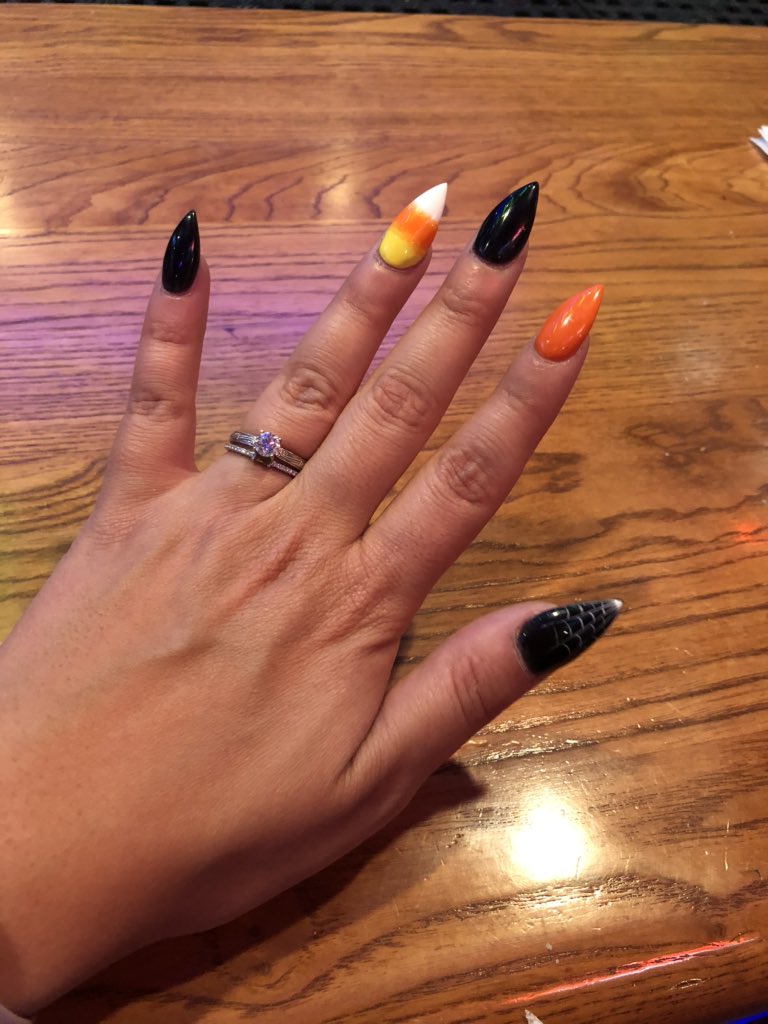 heyguysitsmetrx's tweet photo. My spooky nails are giving me life bitches 🎃👻 #boobitches https://t.co/Fa0j60nQ05