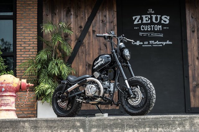 Accela バイク記事紹介 ホンダ モンキー125を Zeus Custom がボバースタイルにカスタマイズ 小さいのにインパクトがあって カッコイイ T Co Fvosighl8c