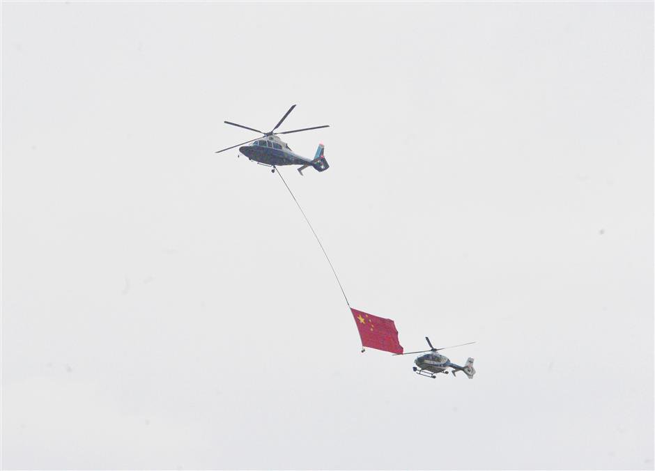 ShanghaiEye's tweet photo. Three helicopters take part in a giant Chinese national flag display in the skies over Shanghai on Wednesday afternoon as part of 70th anniversary celebrations.๏ผPR70 ๏ผAmazingShanghai https://t.co/ukE4083yU9