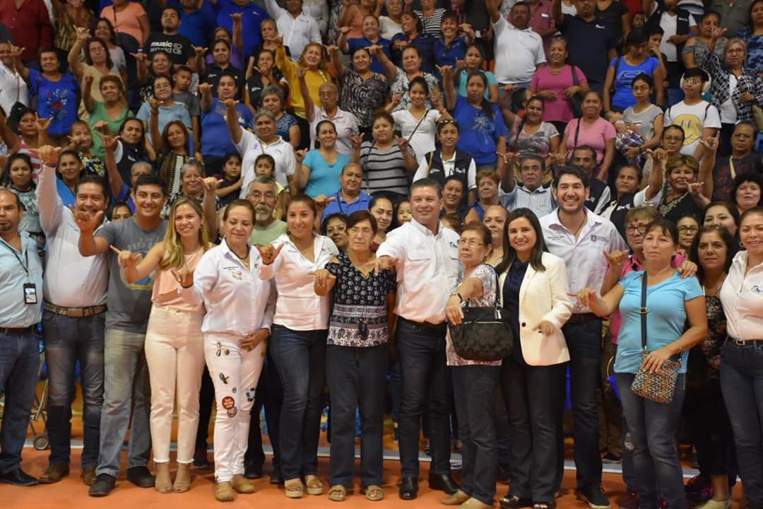 IvettBermeaMX's tweet photo. Muy agradecidos con el señor Gobernador @fgcabezadevaca, por el compromiso y apoyo a todos los Tamaulipecos, a través de la Secretaría de Bienestar Social #Tamaulipas, y su encargado #RomuloGarza al entregar apoyos a los Matamorenses.
#IvettBermea
#DiputadaConCausa
#Matamoros https://t.co/KGTNgiebEy