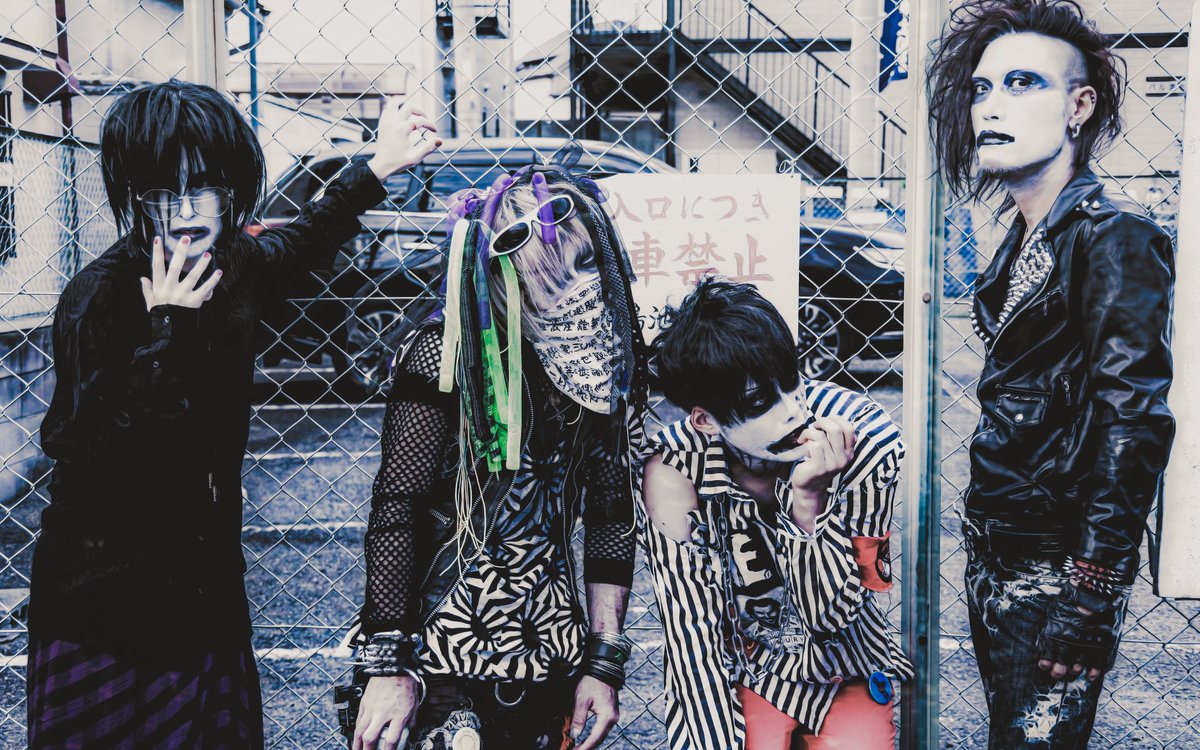 公式 即ち性 歌子 爆撃再開 予てよりサポヲトで参加していた四弦ト飲酒担当 オサムこと Sam S Saga Osam が本日より正式加入です それに伴い 新アーティスト写真公開 即ち性 すなわちさが 白塗り 発狂 パンク 密室系 アングラ 酔った勢い