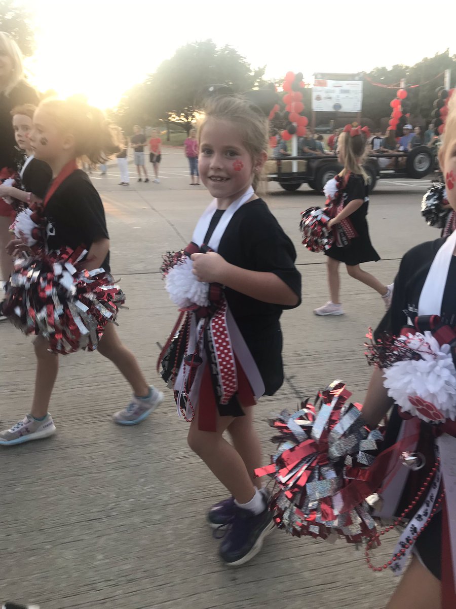 BrandieMoravek's tweet photo. Thank you, @MrsKarisVan and the @chhspanteras, for such a fun experience! Kenzie Jean looooved it! π #firstmum #firsthocoparade https://t.co/VEucyoyCs1