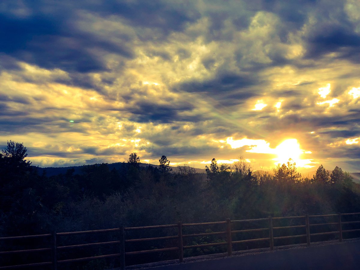 redshoesusa's tweet photo. Isn’t our country #beautiful? 🇺🇸♥️
On a day where I just couldn’t catch a break...#America smiled back.
Goodnight from #Oregon
#Tour50 #State38 #TeamJJUSA https://t.co/8duzh2omru