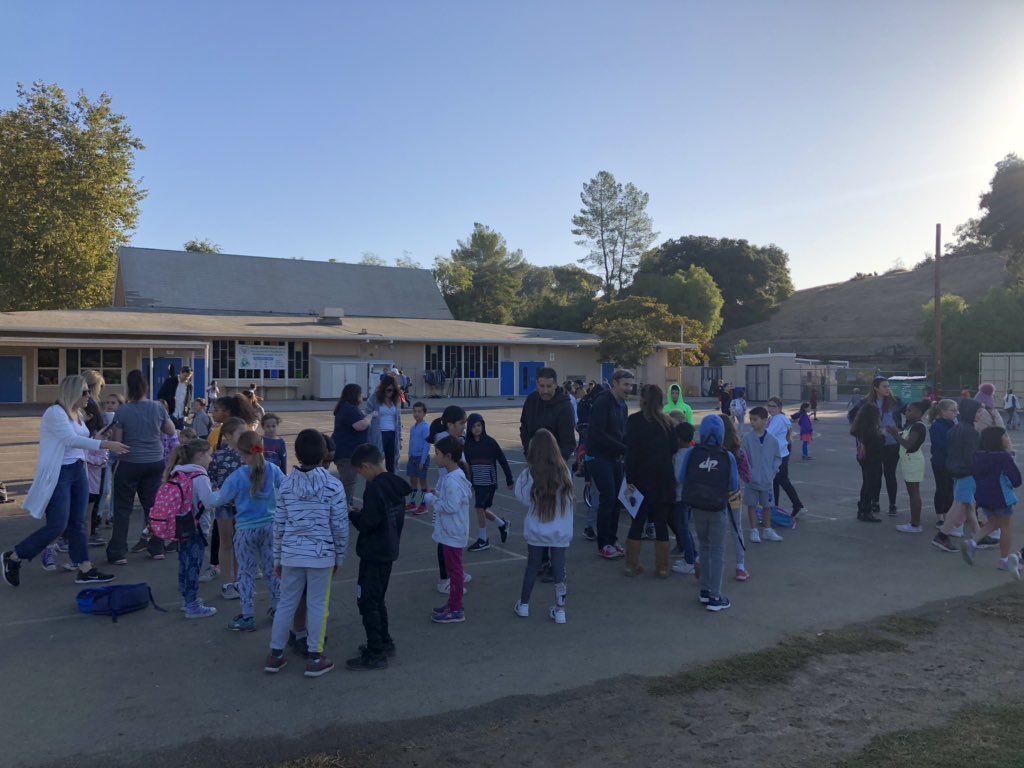 Walk to School Day was a blast! Thank you to the City of Hidden Hills for all of your help coordinating! 🐴💙 <a href="/mathyinthe818/">Mathyinthe818🎯</a> <a href="/LVUSD/">LVUSD</a> @KWelshLVUSD