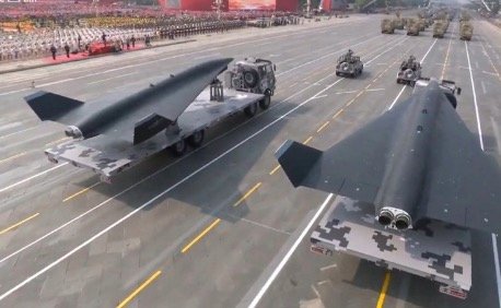 10月1日の建国70周年パレードにおいて中国のUAVがお披露目され話題となっている。
中国と偵察ドローンの出会いは1964年まで遡る。それは自らの開発でもなく、外国からの購入でもなかった。その当時の状況について見てみた。