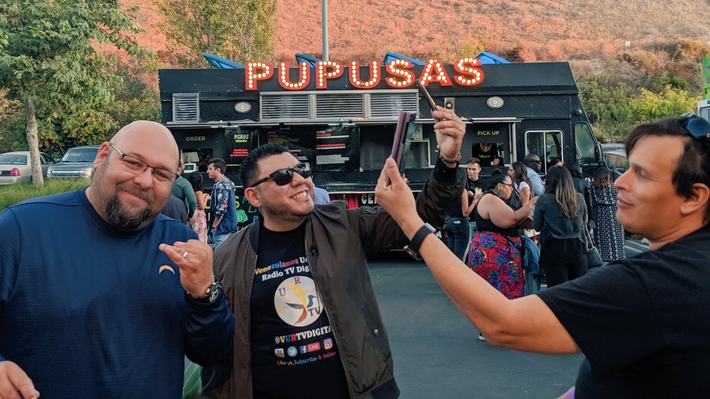 YouTubeSpaceLA's tweet photo. ✨Tonight at #YouTubeSpaceLA ✨
@BFPeroLike is hosting a night of #LatinXcellence 🙌
We have @VCHOSTRUCK @triplethreattrk &amp; @AguaLucha on the 🍖🥤
And have we mentioned the nail art AND hair braiding?! 😍 https://t.co/YykA05vqlV