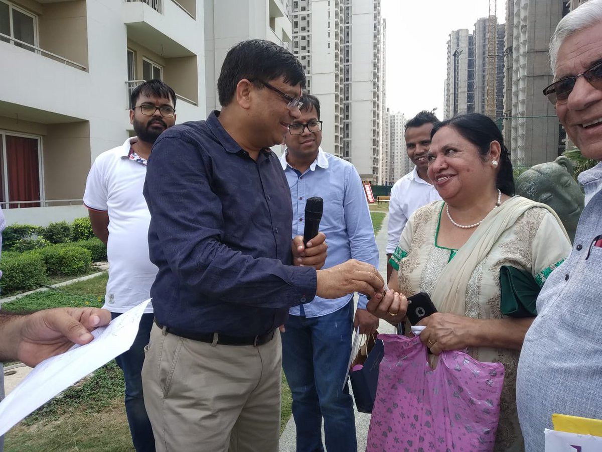 lotus_zing's tweet photo. Flat keys handed over to buyers by @ManishGupta_FCA at Zing. 14 buyers from different towers took possession. Sharing some smiling faces.  Congratulations to all of them again. 😊💐💐 https://t.co/SS4B8dIVtU