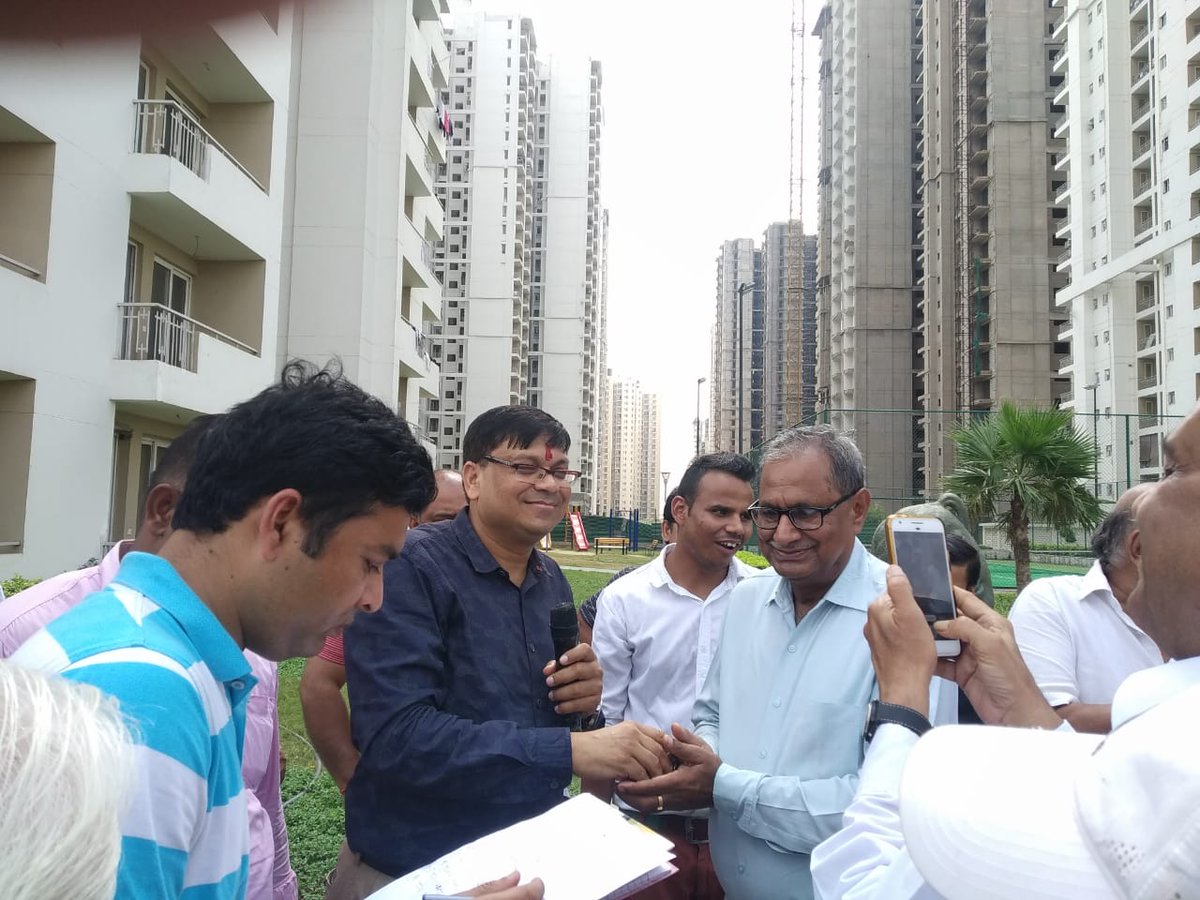 lotus_zing's tweet photo. Flat keys handed over to buyers by @ManishGupta_FCA at Zing. 14 buyers from different towers took possession. Sharing some smiling faces.  Congratulations to all of them again. 😊💐💐 https://t.co/SS4B8dIVtU