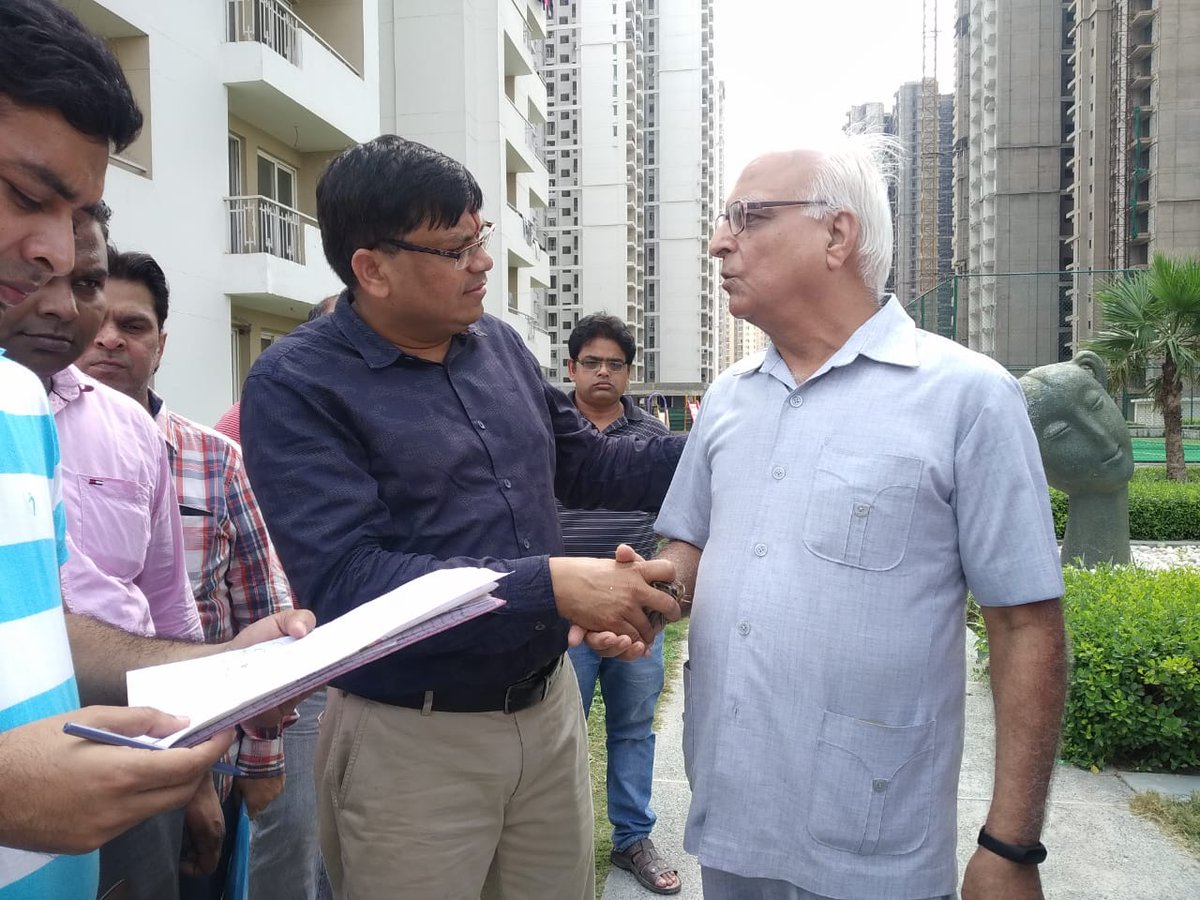 lotus_zing's tweet photo. Flat keys handed over to buyers by @ManishGupta_FCA at Zing. 14 buyers from different towers took possession. Sharing some smiling faces.  Congratulations to all of them again. 😊💐💐 https://t.co/SS4B8dIVtU