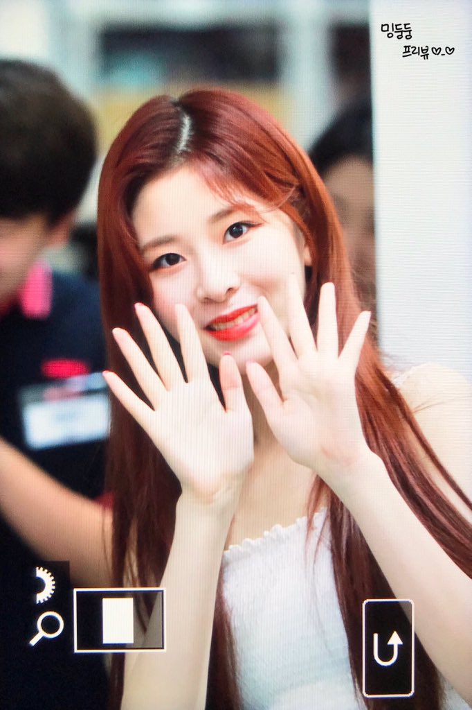 _mingdungdung's tweet photo. 191003 요코하마 HMV 프리뷰

이쁘다 이뻐요���ㅠ❣️

#민주 #강민주 #MINJU #ミンジュ
#공원소녀 #GWSN #公園少女
@kiwipop_GWSN https://t.co/TJVUHXmMSf