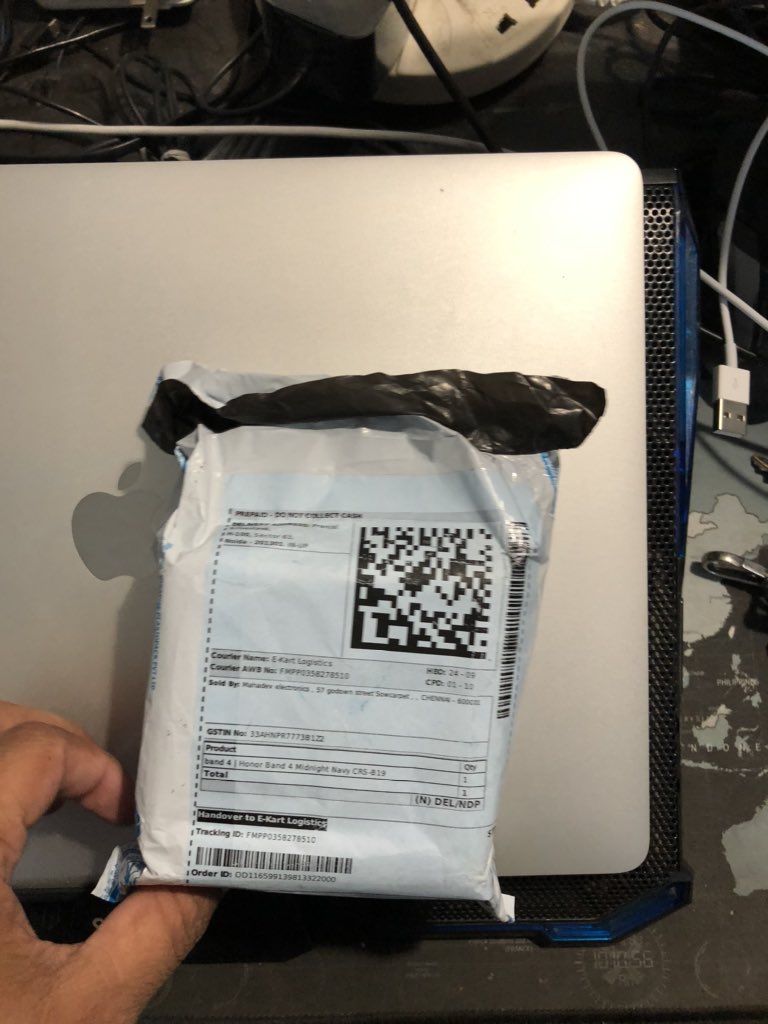 ItzPraNz's tweet photo. @flipkartsupport @Flipkart i ordered a Honor Band 4 but i received a cheap digital watch. There was no accessories also that was mentioned in product description. I tried returning the product but 3 times it got rejected from seller side. #FlipkartFraud #Flipkart https://t.co/fVMm1i7zgU