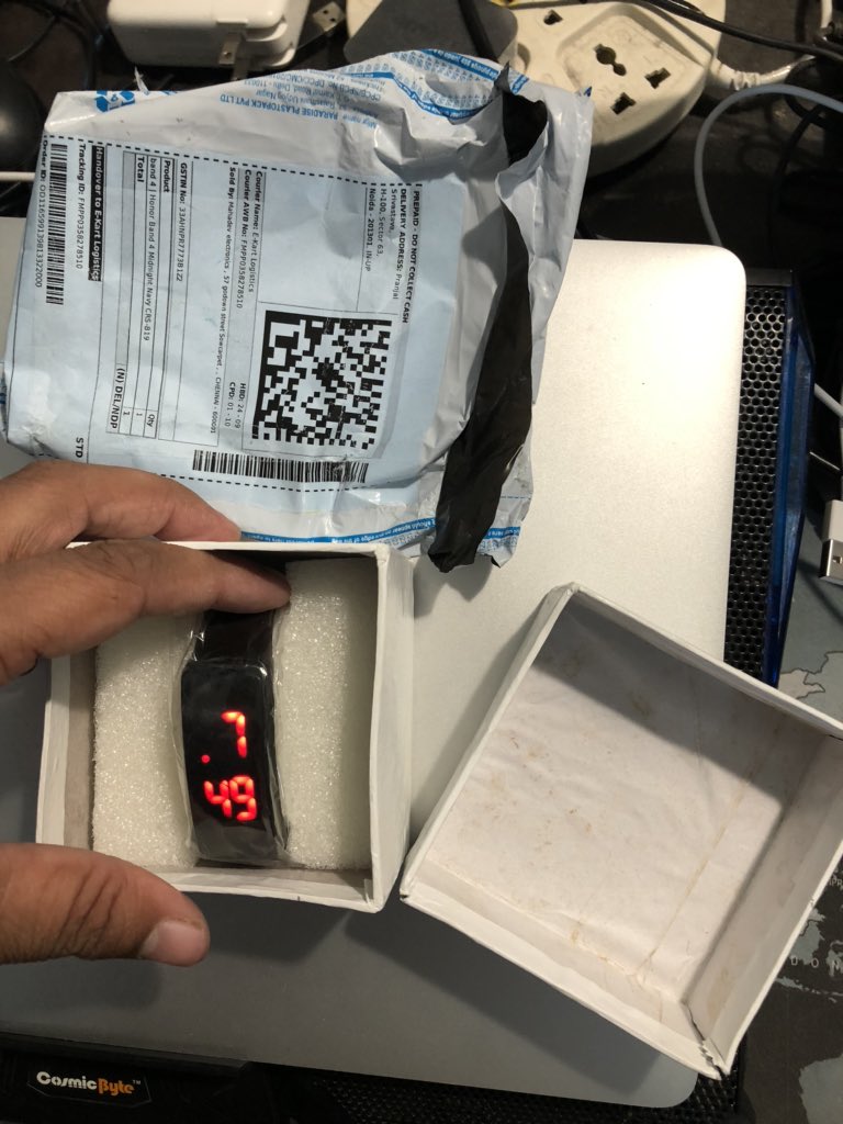 ItzPraNz's tweet photo. @flipkartsupport @Flipkart i ordered a Honor Band 4 but i received a cheap digital watch. There was no accessories also that was mentioned in product description. I tried returning the product but 3 times it got rejected from seller side. #FlipkartFraud #Flipkart https://t.co/fVMm1i7zgU