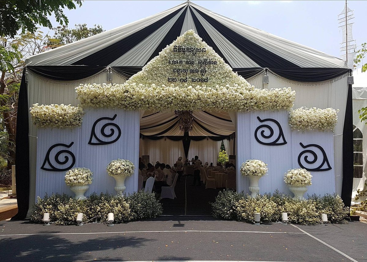 Tak sengaja

Lewat

Depan rumahmu

Ku melihat 

Ada

.
.
.
.
.
.
Tenda wibu