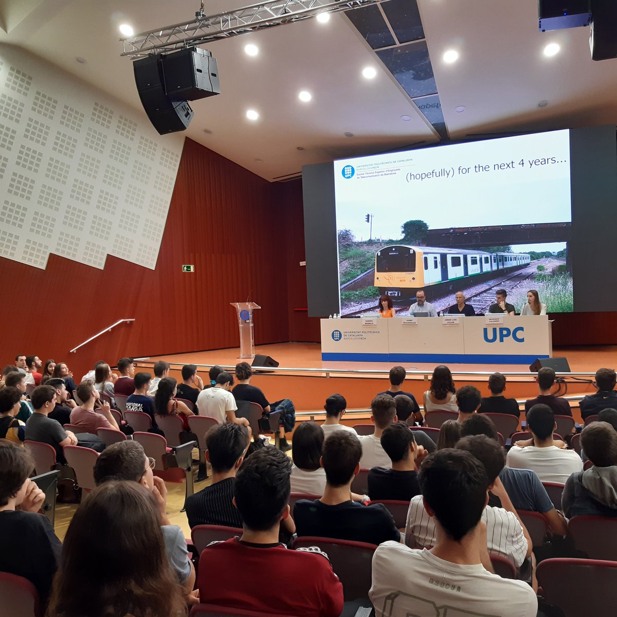 UPCTelecos's tweet photo. Ahir va tenir lloc la inauguració oficial del grau de #telecomunicació #GRETST   👩‍🎓👨‍🎓 Felicitats als estudiants amb millor expedient de la fase inicial 2018/19.  A continuar  amb força pel 2019/20 💪💪 
@DAT_upc @AESS_Estudiants @IEEEorg @DistorsioUPC @BESTUPC https://t.co/iLBCQzOf7S