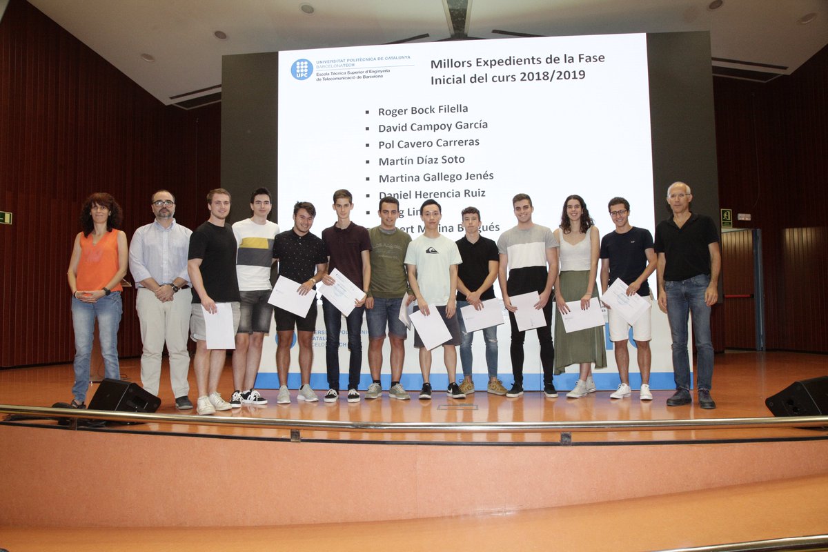 UPCTelecos's tweet photo. Ahir va tenir lloc la inauguració oficial del grau de #telecomunicació #GRETST   👩‍🎓👨‍🎓 Felicitats als estudiants amb millor expedient de la fase inicial 2018/19.  A continuar  amb força pel 2019/20 💪💪 
@DAT_upc @AESS_Estudiants @IEEEorg @DistorsioUPC @BESTUPC https://t.co/iLBCQzOf7S