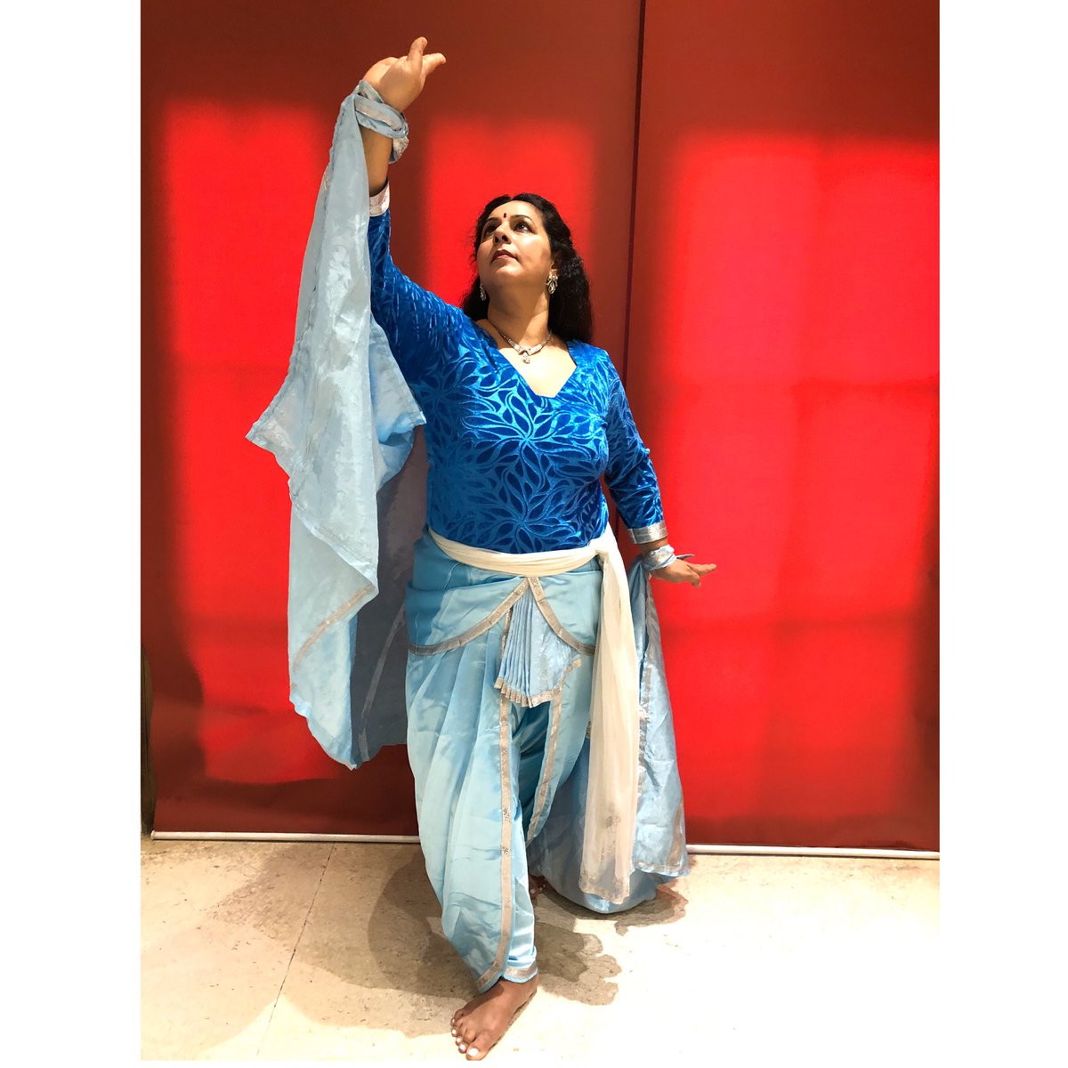 DimpleKaur's tweet photo. Chhau dance form from Seraikela, learning it since 5 yrs and found a beautiful meditative choreography- SAGAR!
Presenting it on 6th October at IIC from 6:30 pm
#indiandancer #dancinghealer #natya #prouddancer #art #soul #indiaspride #navratri #women https://t.co/HDGWDOEIcK