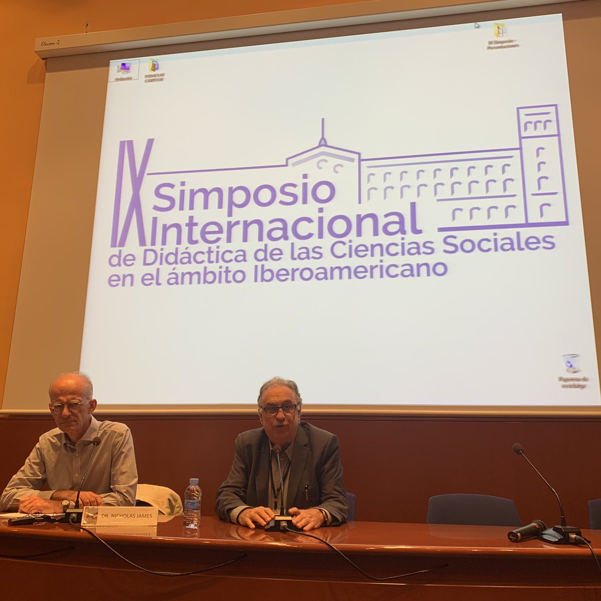 alba_ambros's tweet photo. Preparados para escuchar la conferencia del #NicholasJames en el #ixsimposiodcs del @DHIGECS en la @EducacioUB presentado por @santacanamestre https://t.co/xHKMyBzYqC