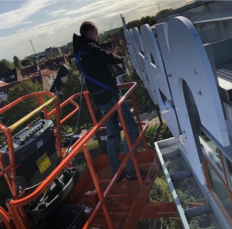 DanserGroup's tweet image. Gisteren plaatste @Dockmarks de @DanserGroup belettering op onze nieuwe locatie in #sliedrecht. Vanaf nu duidelijk zichtbaar!