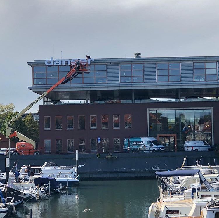 DanserGroup's tweet image. Gisteren plaatste @Dockmarks de @DanserGroup belettering op onze nieuwe locatie in #sliedrecht. Vanaf nu duidelijk zichtbaar!