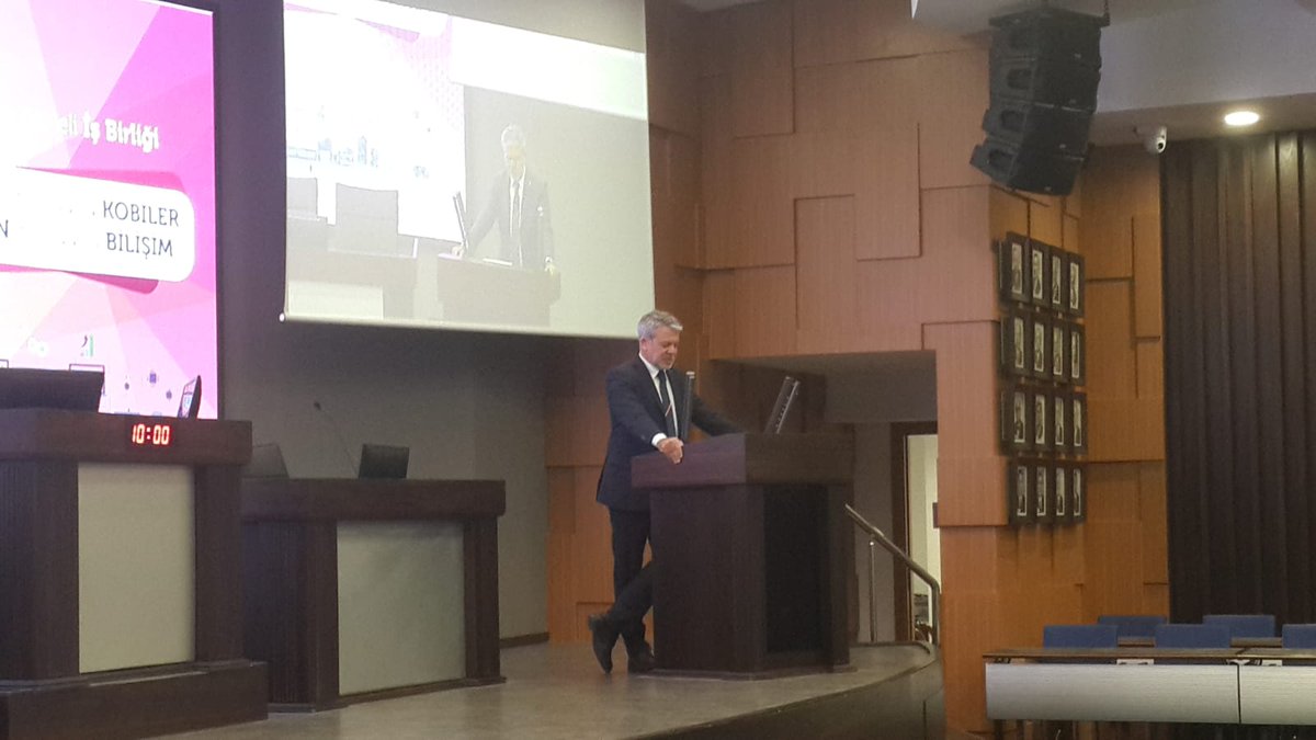 2. İzmir Kobiler ve Bilişim Kongremizde İZTO Yönetim Kurulu Başkan Yardımcısı Emre Kızılgüneşler açılış konuşmasını gerçekleştirdi.