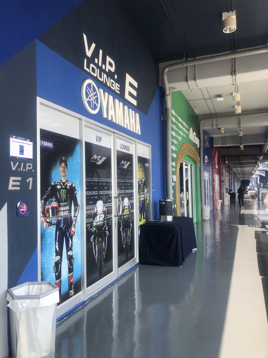 lotus2525's tweet photo. อยากให้น้องอี้ป๋อได้มาดู #MotoGP ที่ไทยจังเลย อยากให้น้องได้ เจอ Rossi ขวัญใจน้อง ถามทีมยามาฮ่าแล้ว น้องไม่ได้ติดต่อทางทีมไทยว่าจะมาเลย ถ้าน้องมา น้องก็จะได้นั่งห้องVIPของยามาฮ่า คงติดงานจริงๆแหละ (รายงานสดจากสนามช้างอินเตอร์เนชั่นแนล บุรีรัมย์ ) #หวังอี้ป๋อWangYibo王一博 https://t.co/OwhzdP5MvF