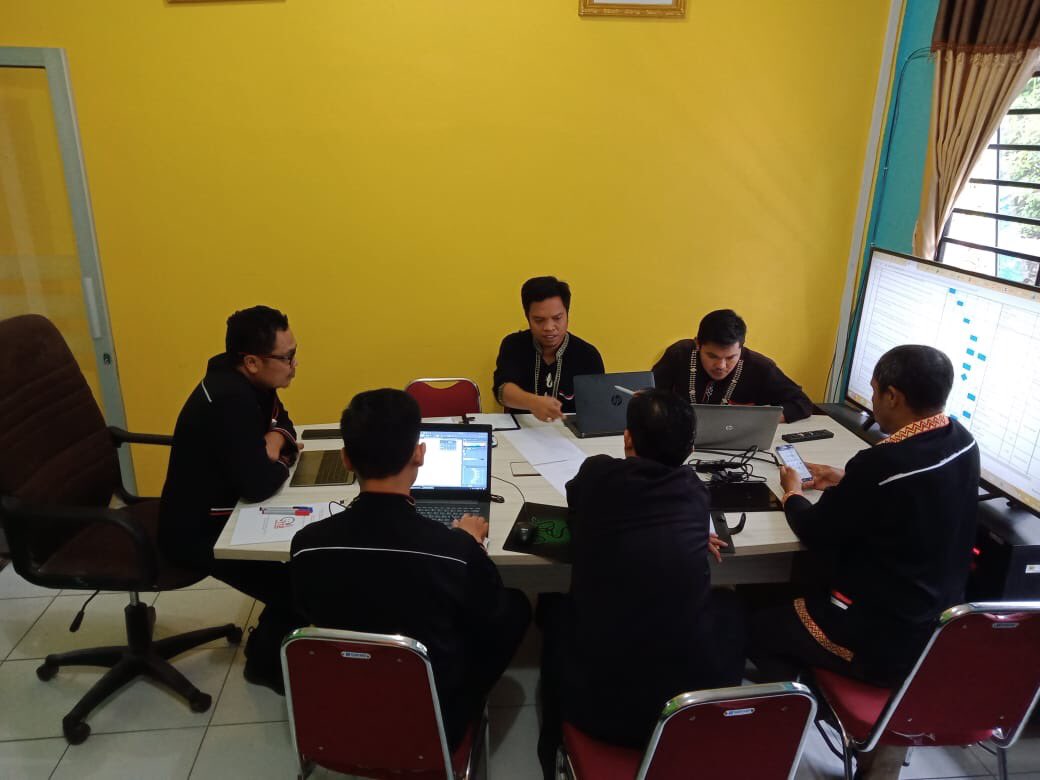 COFFEE MORNING — Plt. Kepaa Dinas Kominfo, Aryanto Tinambunan, SP, M.Si melakukan Pembahasan Standar Operasional Prosedur (SOP), pada Kamis (3/10) di Ruang Kerja Kadis, Kompleks Perkantoran Panorama Indah Sindeka, Salak.