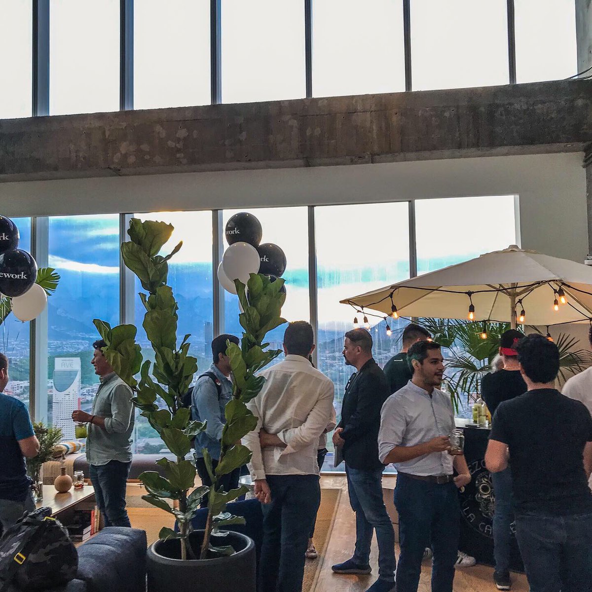 camineramezcal's tweet photo. Algo de lo de ayer desde las alturas!!☝🏼 #38thFloor nuevas oficinas de #WeWork #Mty Muchas gracias por confiar en nosotros!!! #MezcalDrinks #mezcalerialacaminera 💀🔥🍶🖤 https://t.co/3eAkwHWYOZ