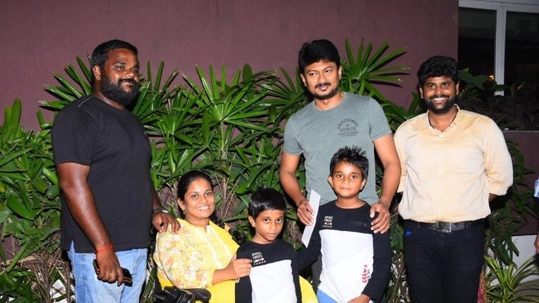 Udhay_Army's tweet photo. பயிற்சி பெறச் செல்வதற்கு பணம் இல்லாமல் தவித்த வீரர்கள்...
நிதி உதவி அளித்த உதயநிதி ஸ்டாலின்!
மாற்றுத்திறனாளி விளையாட்டு வீரர்களுக்கு தனது இல்லத்தில் அழைத்து உதயநிதி ஸ்டாலின் நிதியுதவி வழங்கினார்..@Udhaystalin
#Physicallychallenge
நன்றி ! நன்றி!! https://t.co/4b9k8ns6NE