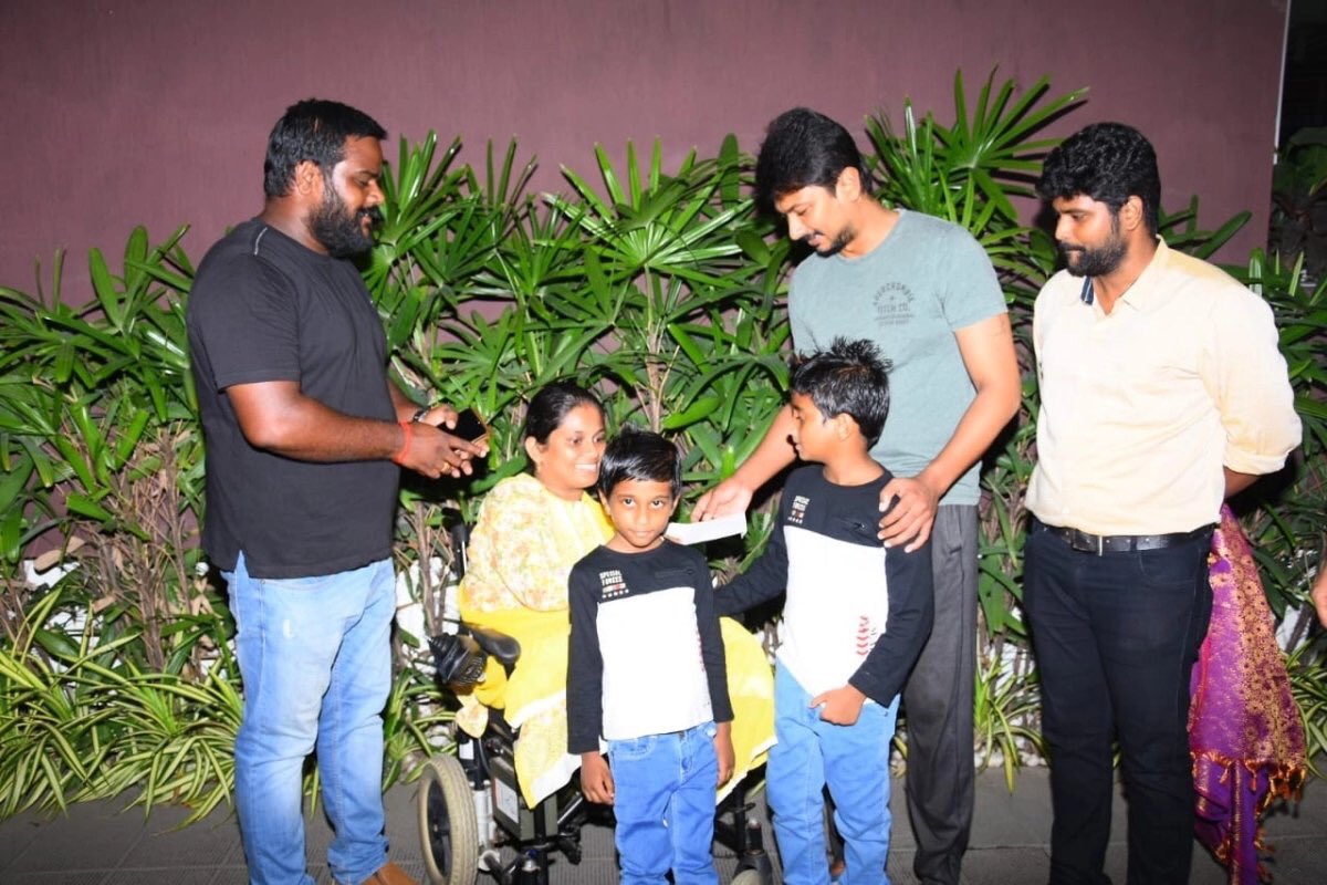 Udhay_Army's tweet photo. பயிற்சி பெறச் செல்வதற்கு பணம் இல்லாமல் தவித்த வீரர்கள்...
நிதி உதவி அளித்த உதயநிதி ஸ்டாலின்!
மாற்றுத்திறனாளி விளையாட்டு வீரர்களுக்கு தனது இல்லத்தில் அழைத்து உதயநிதி ஸ்டாலின் நிதியுதவி வழங்கினார்..@Udhaystalin
#Physicallychallenge
நன்றி ! நன்றி!! https://t.co/4b9k8ns6NE