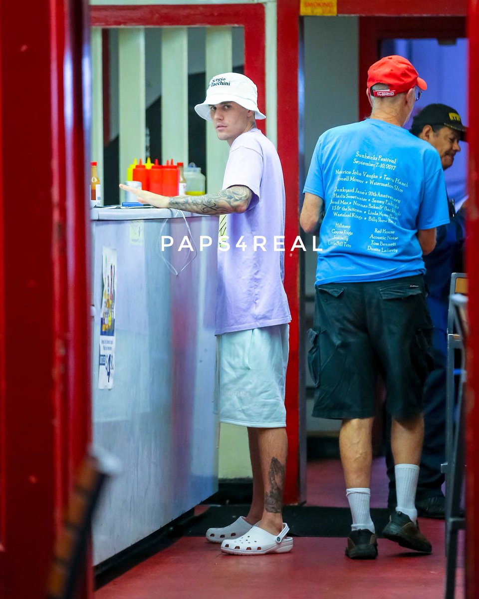 buzzipper's tweet photo. Good to see just married couple @justinbieber and @haileybieber in LA today! #paps4real #JustinBieber #HaileyBieber https://t.co/KVa7uCGfGP