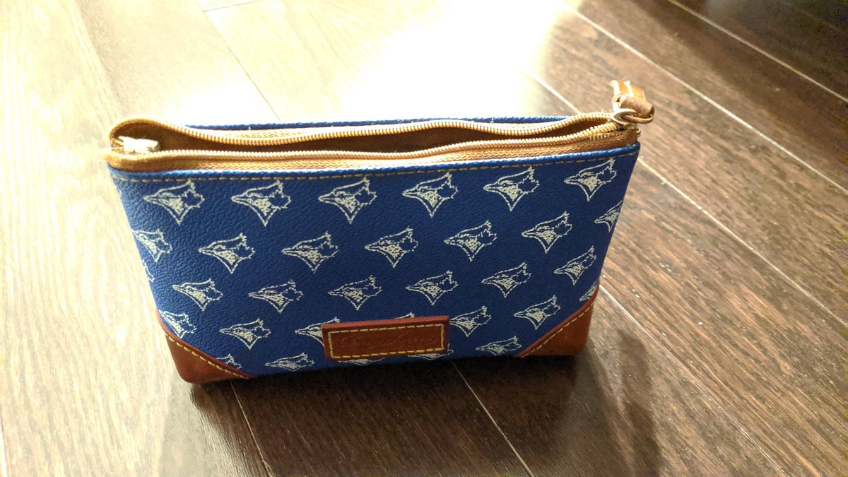 jackeroonie's tweet photo. @dooneyandbourke how fitting is that the end of MLB regular season also meant the end of my Blue Jays toiletry bag :( The zipper no longer zips. 
Is there anyway to repair this? https://t.co/3PUDMB2dmw