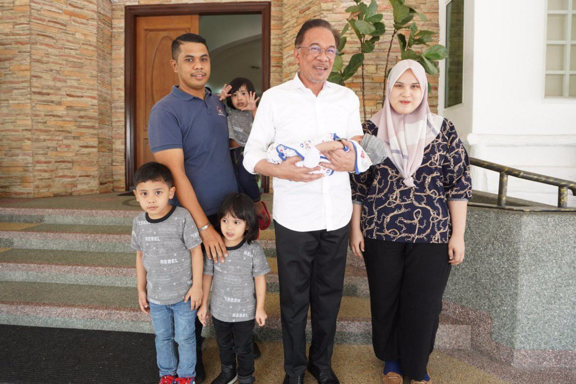 Alhamdulillah selesai melakukan tahnik kepada Muhammad Acryl Iskandar Bin Mohd Syaril anak kepada pengawal pengiring saya.

Semoga menjadi anak yang soleh serta penyejuk mata ayah bonda InsyaAllah.