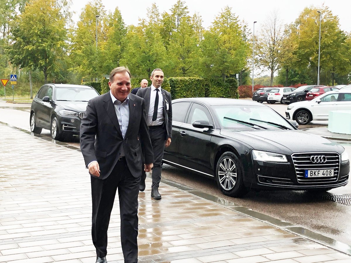 AstraZenecaSE's tweet image. Stefan Löfven besökte igår AstraZeneca i Södertälje för att diskutera Brexit. - Branschen har ett enormt ansvar för att förbereda sig väl och jag är mycket glad över att se hur ni har vidtagit åtgärder för patienternas bästa i hela Europa, sade statsministern.