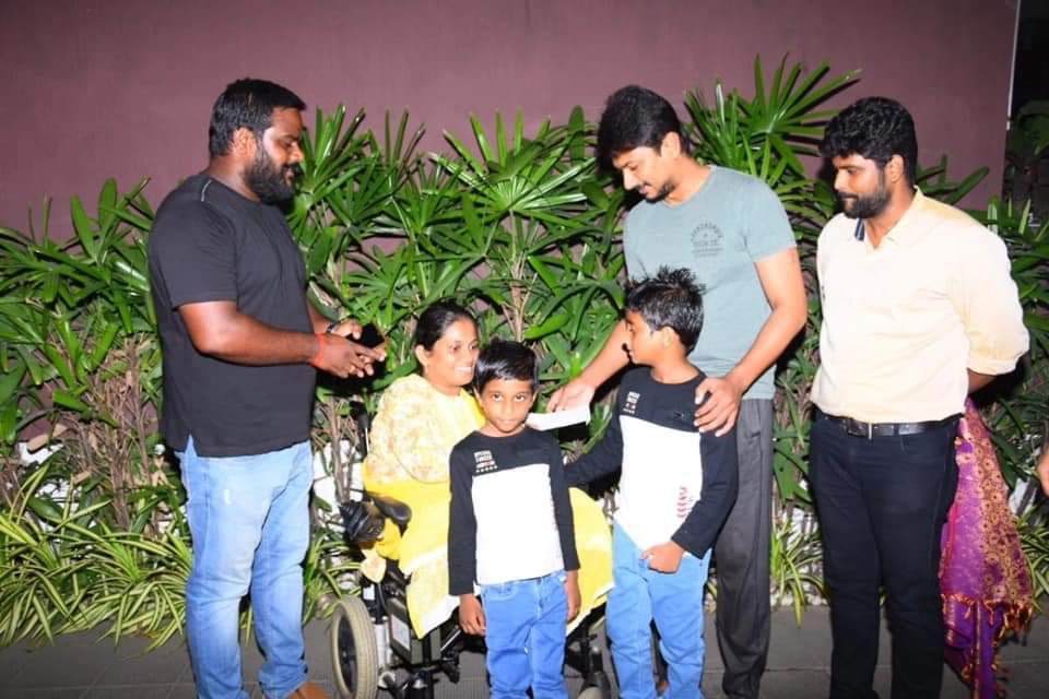 Suriyansakthi1's tweet photo. பயிற்சி பெறச் செல்வதற்கு பணம் இல்லாமல் தவித்த வீரர்கள்... நிதி உதவி அளித்த உதயநிதி ஸ்டாலின்!
மாற்றுத்திறனாளி விளையாட்டு வீரர்களுக்கு தனது இல்லத்தில் அழைத்து உதயநிதி ஸ்டாலின் நிதியுதவி வழங்கினார்..Udhayanidhi Stalin
#Physicallychallenge https://t.co/ONbcBUPUwP