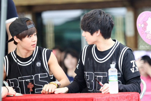 Senitora03's tweet photo. ... แซลลี่รักแจ๊ค เหมือนที่จีมินรัก���องกุก ...

แซลลี่ที่ลงไปช่วยแจ๊ค เหมือนที่จีมินคอยเคียงข้างจองกุกและพยายามประคับประคองจองกุกมาตลอด แม้ไม่ได้ความรักกลับมา แต่การที่เขาได้ทำอะไรเพื่อคนที่รักมันก็พอแล้ว 

แต่สิ่งที่อัศจรรย์กว่านั้นคือคนที่เขารัก ก็รักเขาตอบเหมือนกัน ♥️ #KOOKMIN https://t.co/0h2QLy3irJ