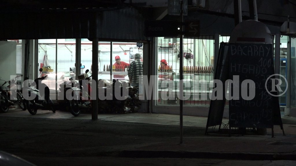 🔴#MALDONADO Intento de rapiña en Maldonado Nuevo dejó como saldo un rapiñaro muerto y un policía herido con una bala alojada en su columna vertebral. El efectivo policial está fuera de peligro. El rapiñero muerto no fue identificado. Otro delincuente fugó.
📷 <a href="/nandomachadouy/">Fernando Machado</a>