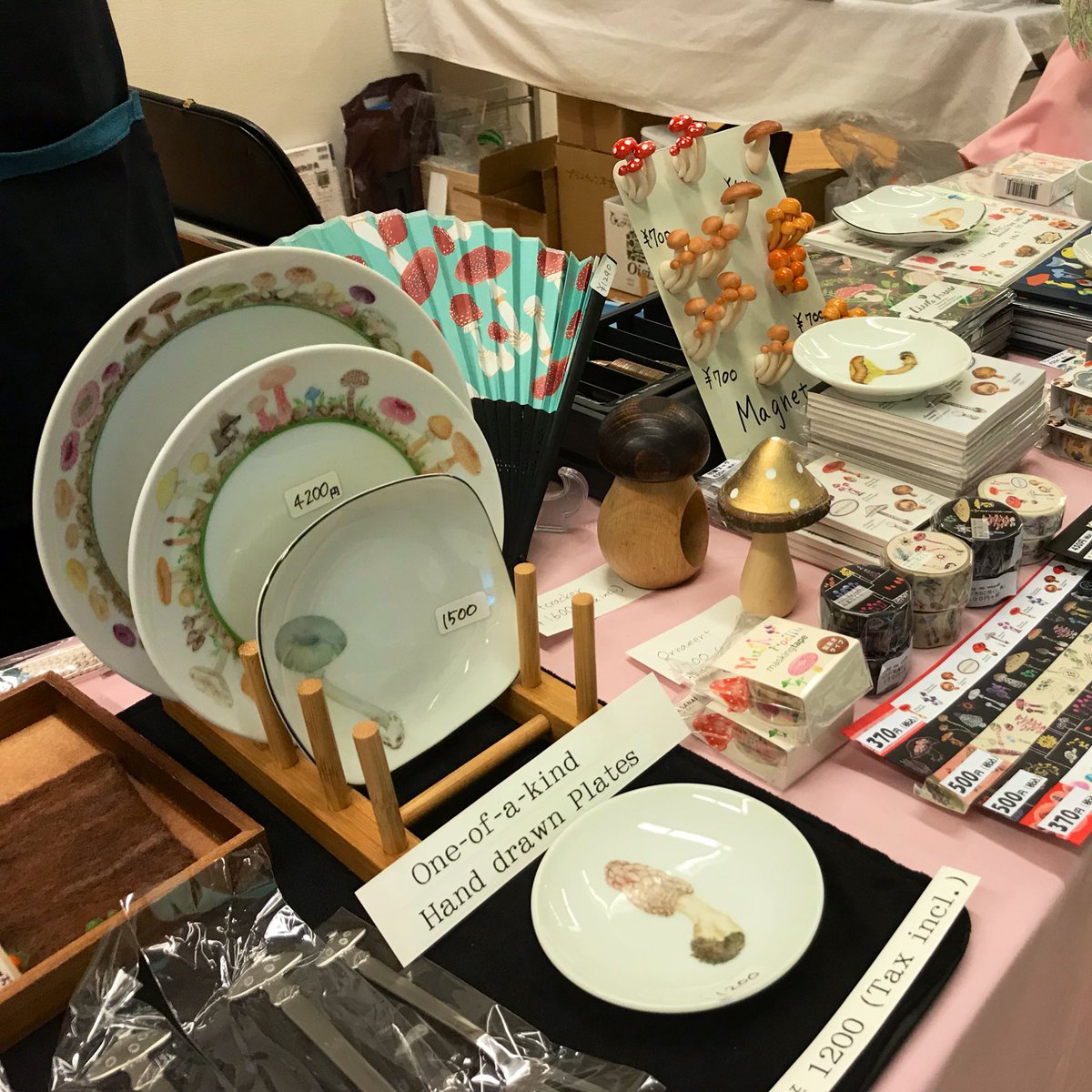 amc2019's tweet photo. Mushroom souvenir shop. #AMC2019 https://t.co/dsW7oasZZz