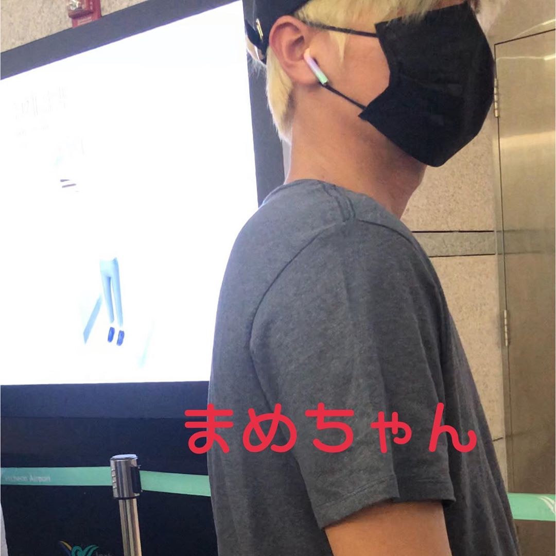 changg_227's tweet photo. jihoon goes to japan? Omg his hair 
#박지훈 https://t.co/b3vnDWpGzi