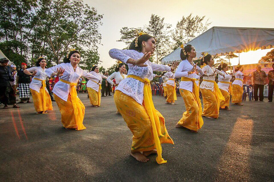 slicegirlsortho's tweet photo. From 23–27 October, 2019, Dr. Joan Arakkal will be taking part at the @ubudwritersfest to share her stories and ideas as a female doctor, mother and wife while exploring the topic of karma 👉🏼 https://t.co/MaHukCYtxb
#ubudwritersfestival #uwrf19 #ubudbali #karmabali #perthwriters https://t.co/VohxYQYTqk