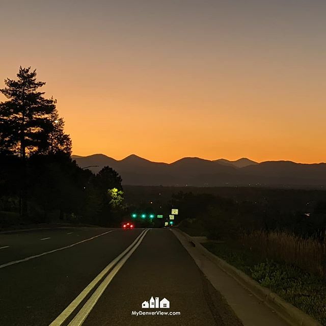 amycesario's tweet photo. Beautiful way to end the day.
#orangesky #sunset_love #sunsetshots #sunset #rockymountainsunset #rockymountains #mountainviews #sunsetonthemountain #DenverCololorado #denver #colorado #themilehighcity #MyDenverView #303 #5280 #sky_lovers #evening_sky #i… https://t.co/664ozo2jMj https://t.co/aeWommpbec