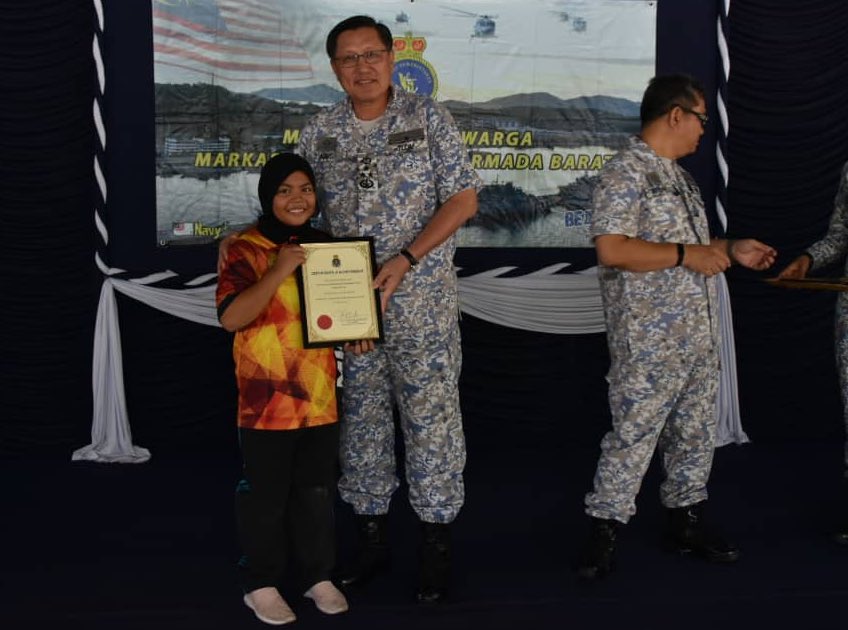 MPA_Barat's tweet photo. Kehebatan diperakui dan usaha diiktiraf!
Panglima Armada Barat turun padang menyampaikan sijil penghargaan buat
26 warga #NavyPeople serta 7 belia negara yg telah menyertai acara Renang Merentasi Selat Dinding sempena #Merdeka62 yg lalu.
Tahniah kpd semua 💪🏽
#NavyNews https://t.co/iF7pSeC7qp