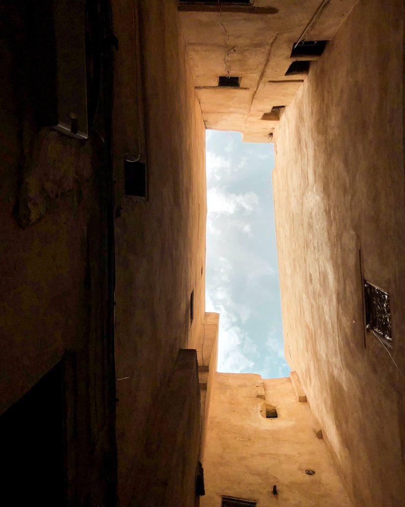 Photography Tip (8)Framing - التطويقطريقة أخرى في استعمال التأطير هي احاطة جزء من المنظر فقط بيحث يكون هو نقطة التركيز في الصورة، ومنها تسطيع وضع الاطار كحدود للمنظر والتقاط جزء من المنظر فقط