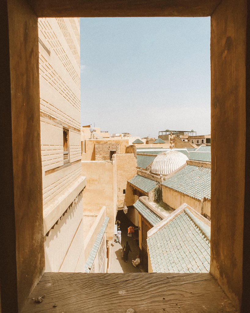 Photography Tip (8)Framing - التطويقطريقة أخرى في استعمال التأطير هي احاطة جزء من المنظر فقط بيحث يكون هو نقطة التركيز في الصورة، ومنها تسطيع وضع الاطار كحدود للمنظر والتقاط جزء من المنظر فقط