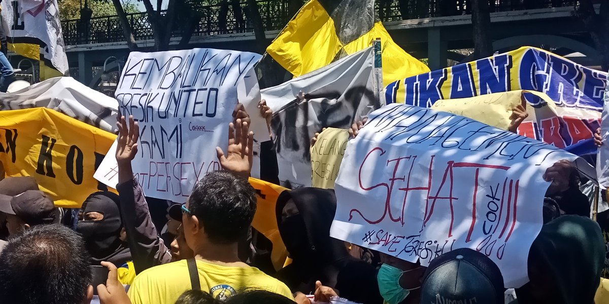 gresikNEWS's tweet photo. Sambil meneriakkan yel yel "Sambari Jancok" ribuan Ultras Mania longmarch dari WEP ke kantor DPRD Gresik. Tuntutan antara lain: mengembalikan Gresik United ke masyarakat Gresik.
#ultras
#ultrasgresik 
#gresikunited
#persegres
#dprdgresik https://t.co/Pp7UweeEti https://t.co/GtWatmTbmJ