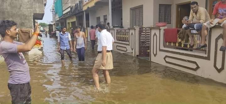chetanbarot07's tweet photo. वंदे भारत मातरम् ...

भोकने वाले कुत्ते देख ले की बिहारमे आए बाढ मे निस्वार्थ सेवा देने पहुंचे ११००० @RSSorg के स्वंयसेवक, ये वोट के लिए नही ये राष्ट्र के लिए है. @hindustanse @NazlinShaikh @rss @bhikhubhaidbjp @SaffronSangh @narendramodi @manji_ahir @ibhagwa_n @PoonamRathore25 https://t.co/hvyeXYyw8e