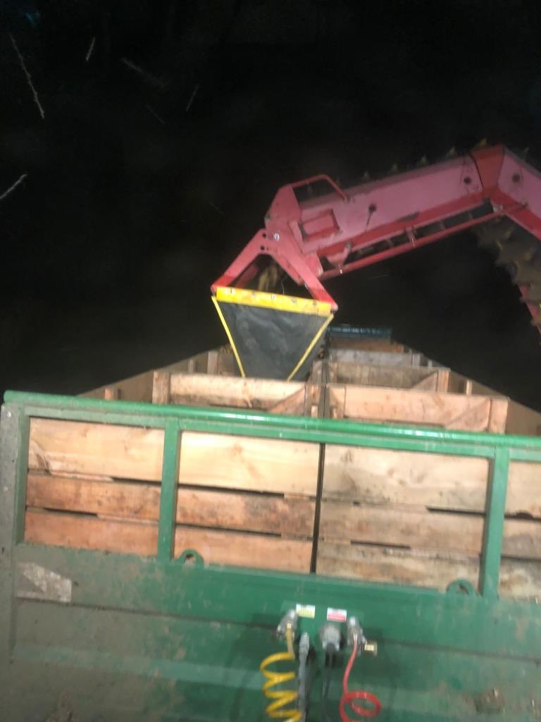 JSScholes1's tweet image. Early start.... or late finish?! #potatoes #nectar #perfectconditions #makingon #harvest #farming